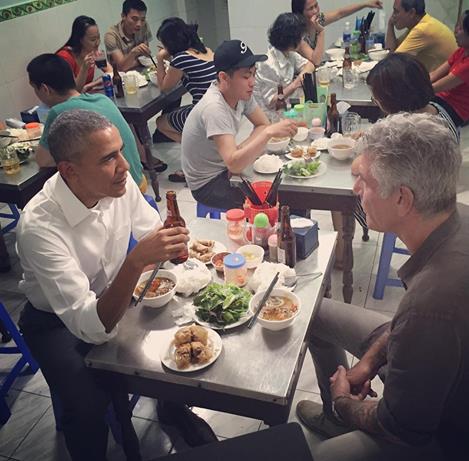 Obama Tastes Bun Cha Dish at Hanoi's Eatery