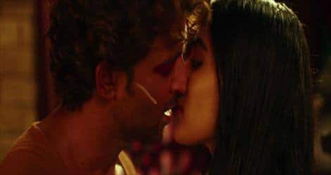 Hrithik Roshan & Pooja Hegde Kisses To Go Uncensored