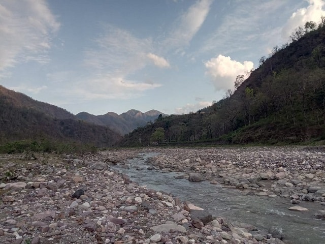 A trek to river Ganga on a shiny morning