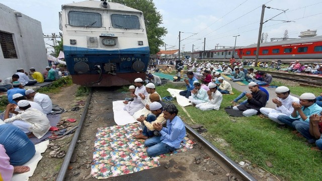 Minority Politics, muslim offering namaz on railway track